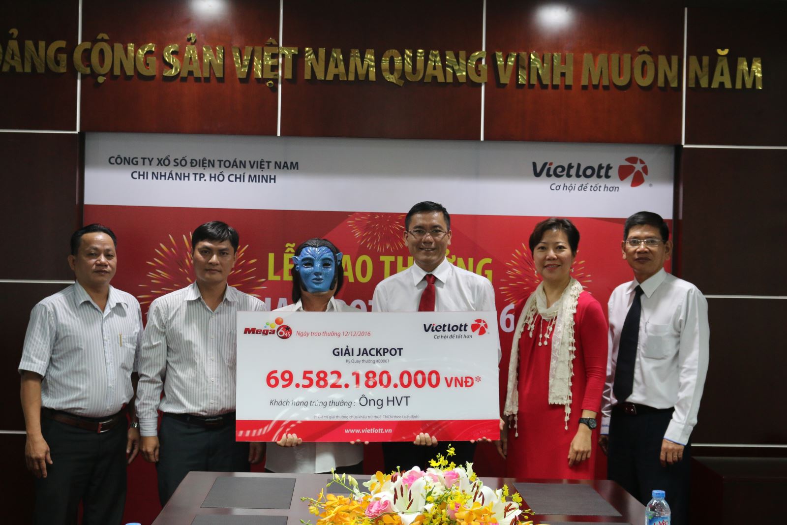 Chu nhan giai thuong Jackpot tri gia gan 70 ty dong da den nhan giai hinh anh goc
