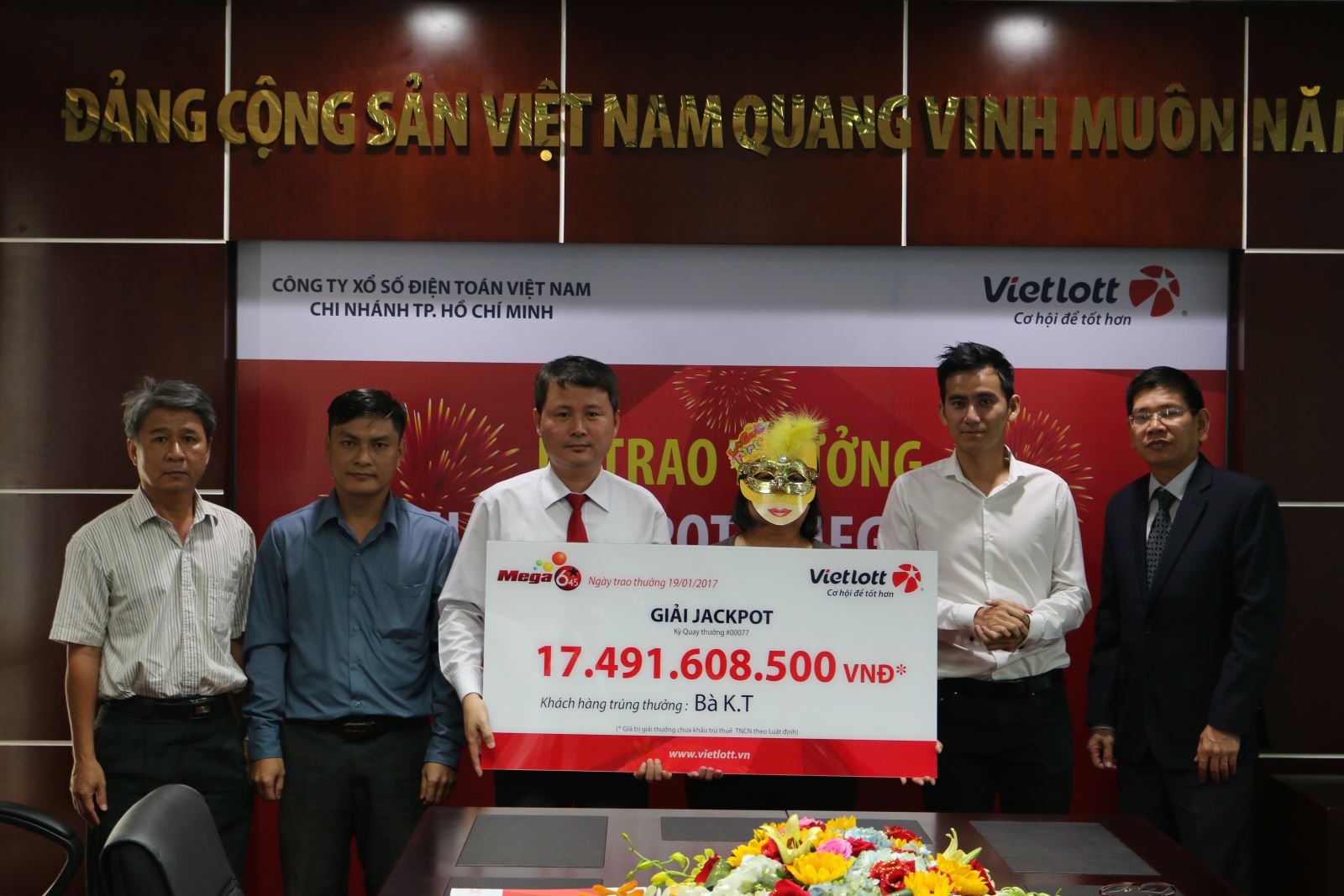 Chu nhan giai jackpot Mega 645 tri gia gan 17,5 ty da den nhan thuong hinh anh goc