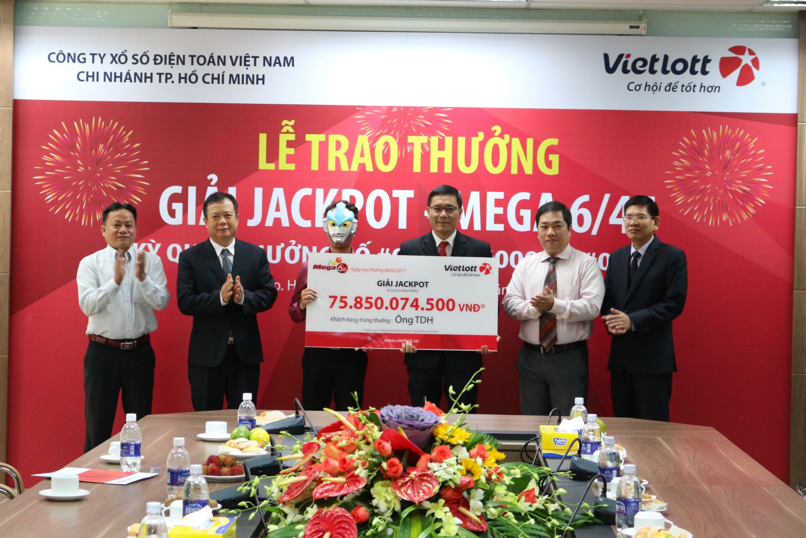 Trao thuong cho 3 nguoi may man trung Jackpot xuan Dinh Dau 2017 hinh anh goc