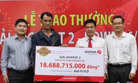 Nam khach hang khong deo mat na nhan giai 18 ty Vietlott