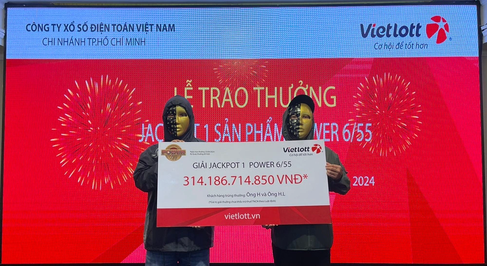 Vietlott trao giải Jackpot 314 tỷ dồng cho 2 khách hàng may mắn
